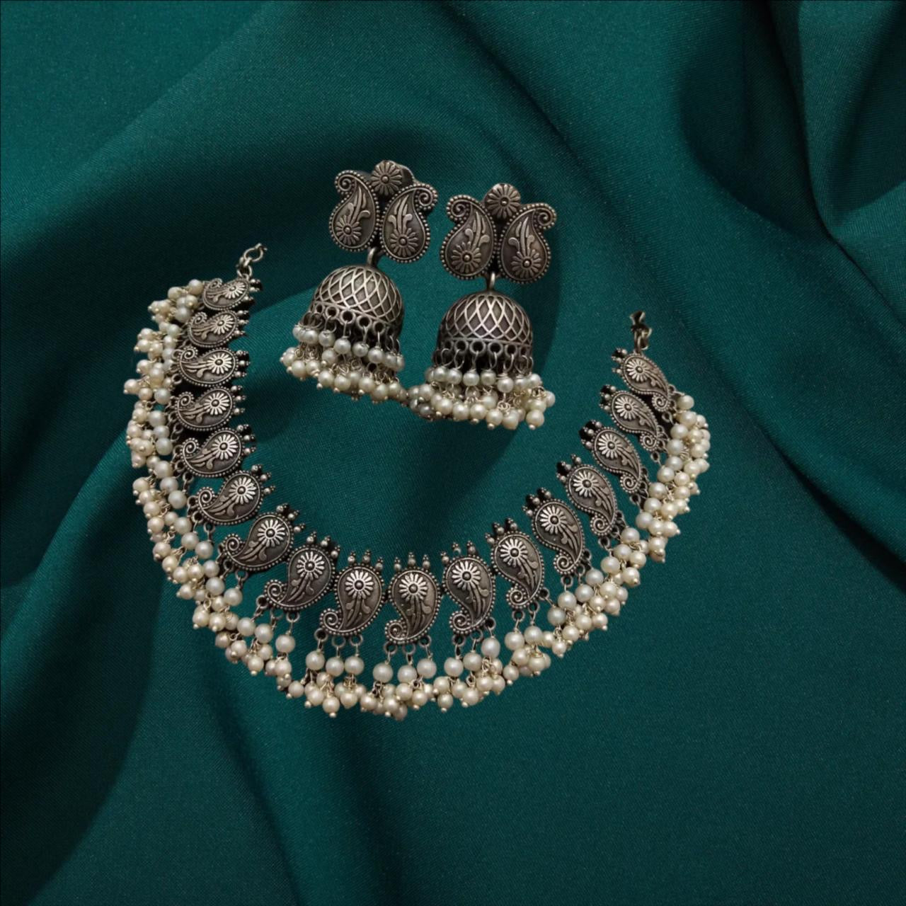 97999-NSO Classic Necklace With Oxidised Plating-White Moti