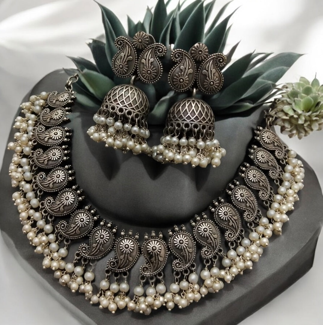 97999-NSO Classic Necklace With Oxidised Plating-White Moti