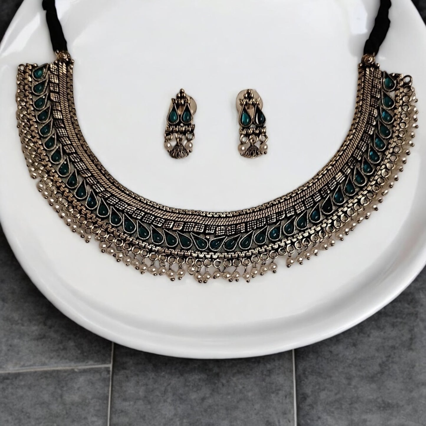 800298 Classic Necklace With Oxidised Plating-Green